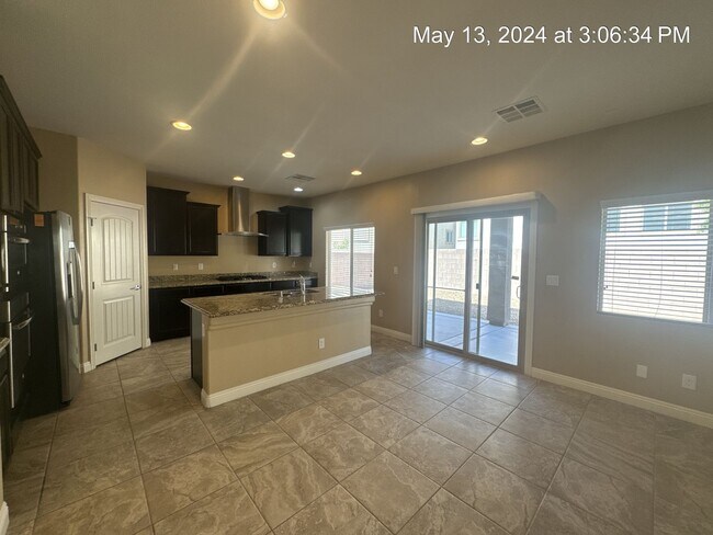 Foto del edificio - 5 Bedroom Home Near Skye Canyon