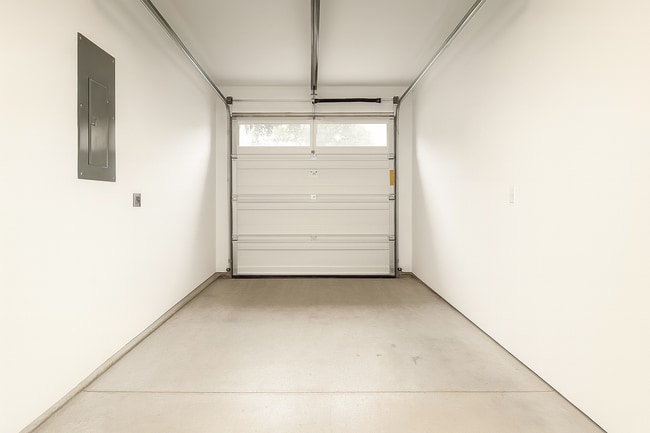 Building Photo - Adorable 2x2 with easy access to the river trails, and all utilities included!