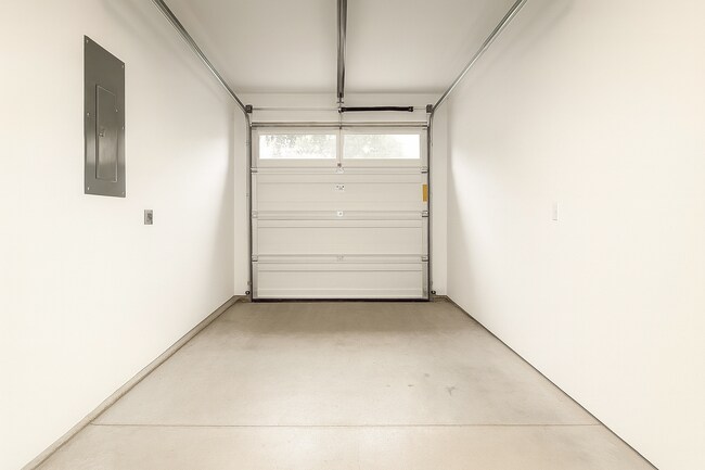 Foto del edificio - Adorable 2x2 with easy access to the river trails, and option to have all utilities included!