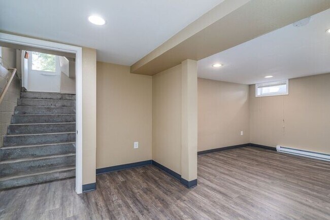 Foto del edificio - Lower Unit Duplex with Private Entrance!