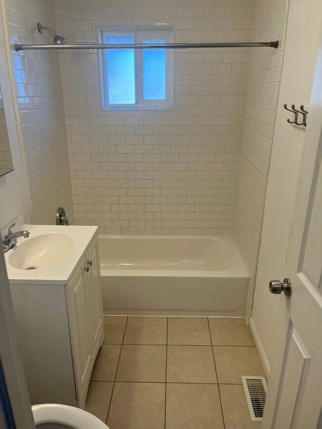 Building Photo - 2 Bed 1 Bath Duplex with Garage, Patio and...