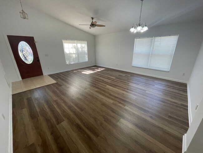 Building Photo - 3 Bedroom/2 Bathroom SFH in Lake Griffen E...