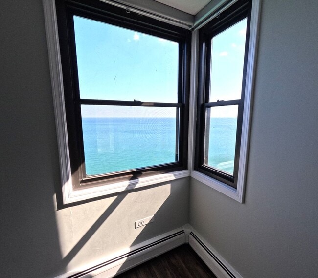 Building Photo - 6325 N Sheridan Rd