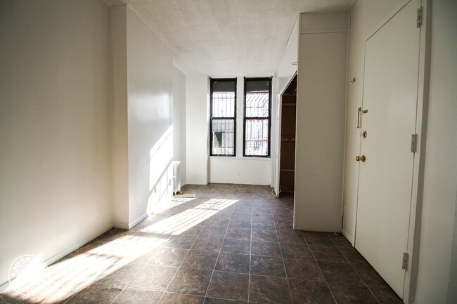 Building Photo - 249 Vernon Ave
