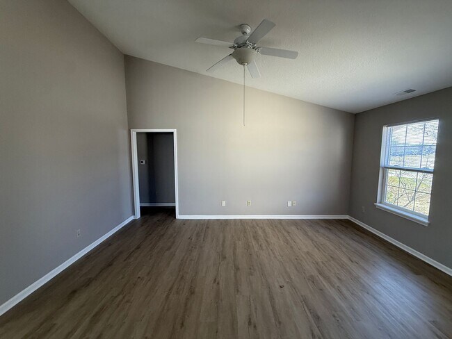 Building Photo - 621 Mission Hill Dr