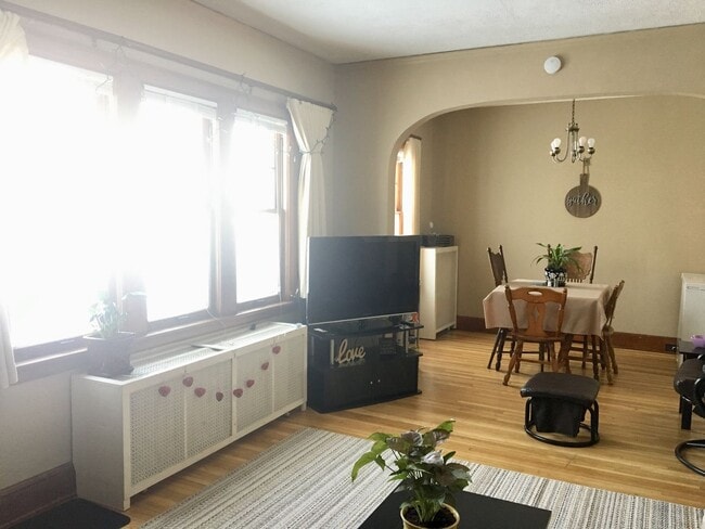 Building Photo - 908 E 4th St