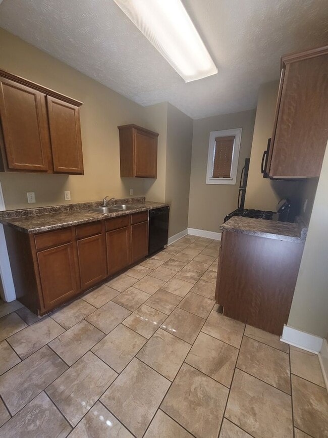 Building Photo - Beautiful 2 Bedroom Townhouse!
