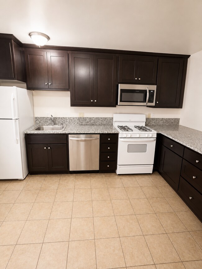 Foto del edificio - $1595 Moves You In - No August 2026 Rent - Two Bedroom must see! Parking On Site - Laundry On Site