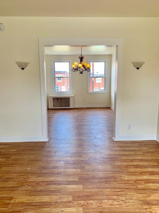Building Photo - Bright Porch Front Home in East Baltimore