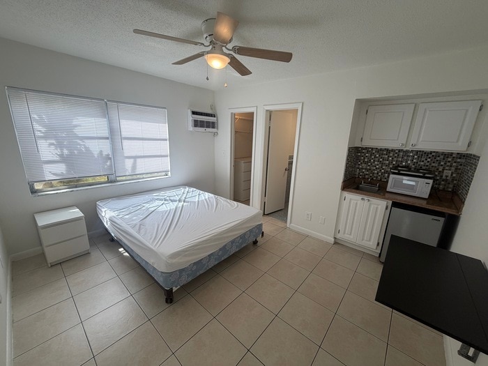 Primary Photo - Efficiency Apartment with Pool and Laundry...