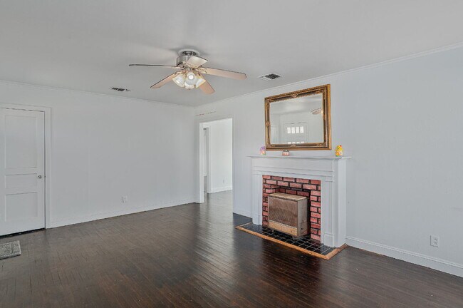 Foto del edificio - "Charming 2-Bedroom Shreveport Home with Cozy Fireplace & Gleaming Hardwood Floors!"
