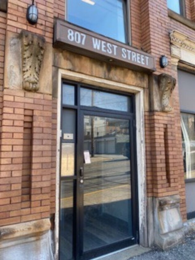 Primary Photo - 807 West St