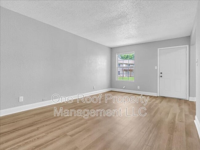 Building Photo - 2000 Chateau Dr