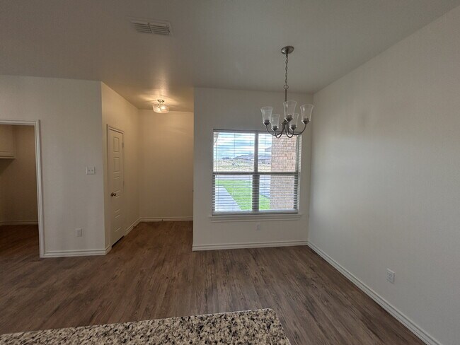 Foto del edificio - "Charming 3-Bed, 2-Bath Home with Granite Elegance in Wolfforth!"