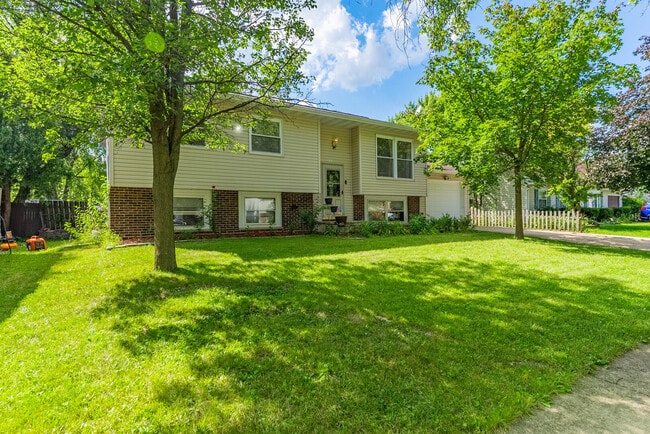 Building Photo - 121 S Orchard Dr