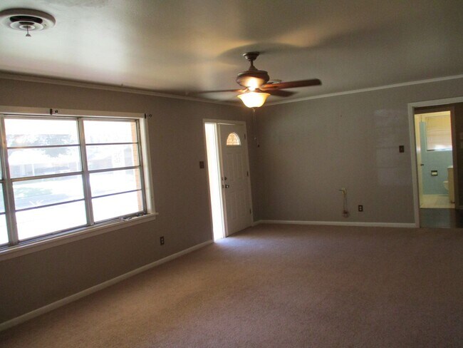 Building Photo - Charming Broadmoor Home