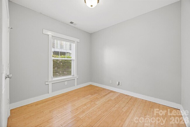 Foto del edificio - 1733 Matheson Ave