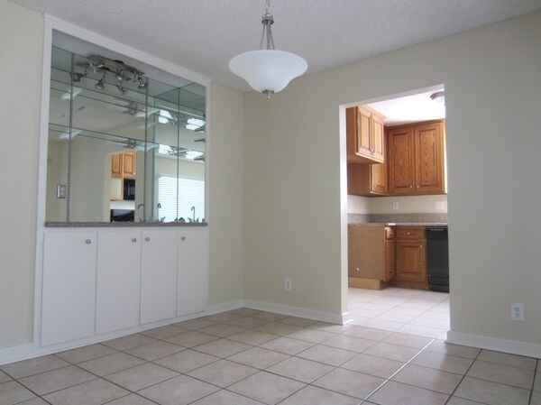 Building Photo - 39739 Country Club Dr