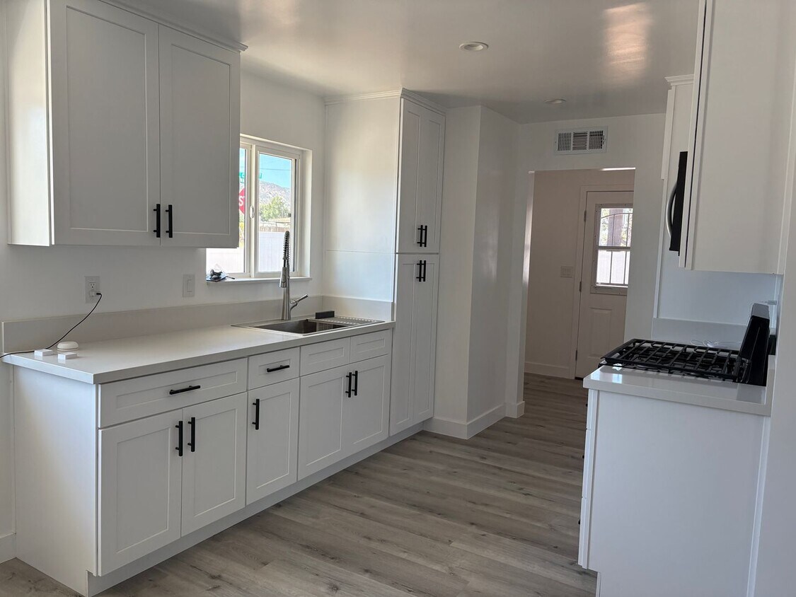Foto principal - Fully Renovated 3-Bed in the heart of Teha...
