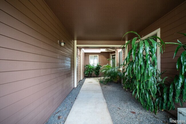 Building Photo - Rarely Available 3BR/3BA/Fully fenced in b...