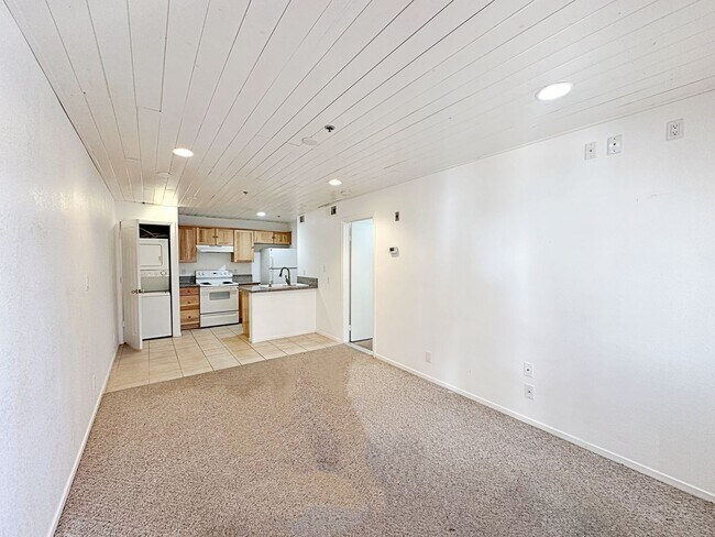 Foto del edificio - 1 BEDROOM 1 BATH DOWNSTAIRS CONDO