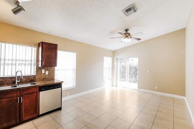 Foto del edificio - 18466 NW 22nd St