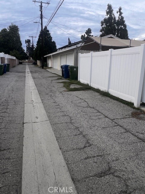 Building Photo - 15854 Chatsworth St