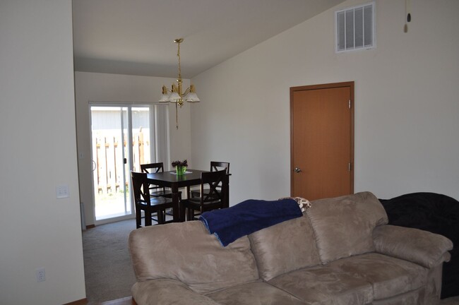 Foto del edificio - 608 East Remington Drive