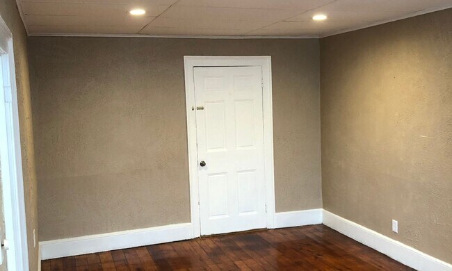 Dining room - 135 Main St