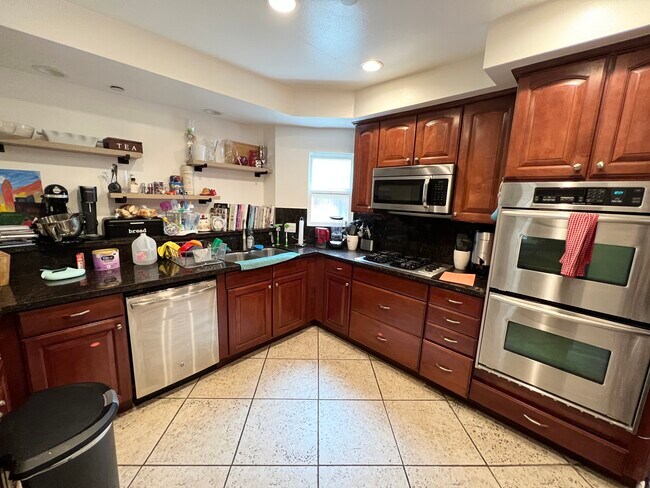 Building Photo - 1135 Rexford Dr