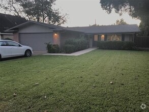 Building Photo - 1621 Greenhaven Dr