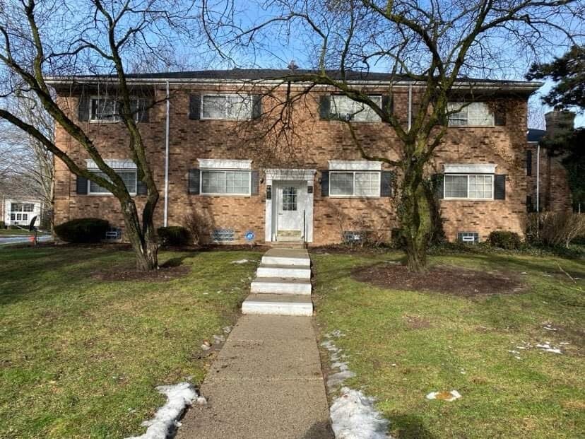 Foto principal - 595 E Fox Hills Dr