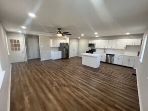 Building Photo - 611 Old Elm St