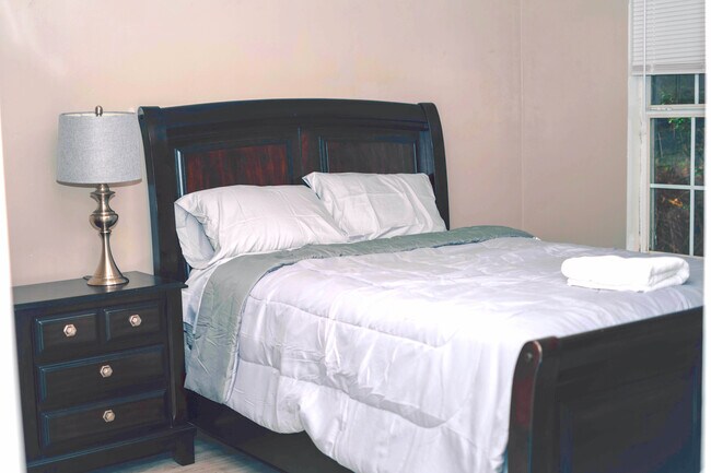 Building Photo - 213 Cactus St