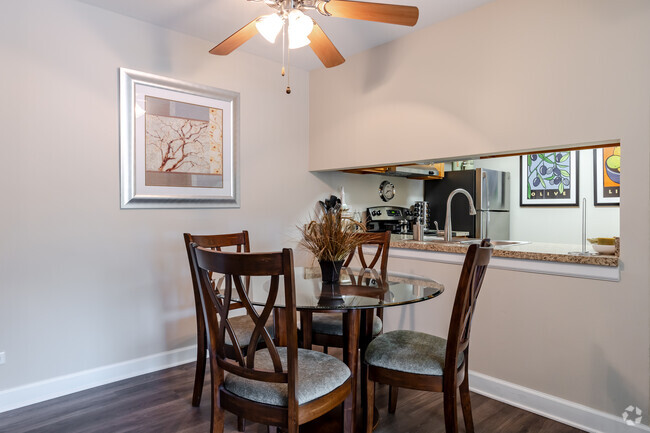 2HAB, 1BA - Comedor - The Ponds on Plum Grove