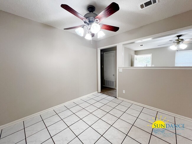 Building Photo - Charming 3 Bedroom Home in Crestview!