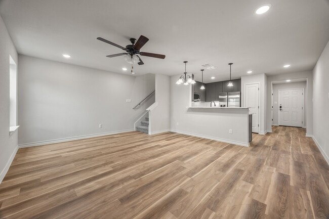 Building Photo - Luxury Townhome Living!
