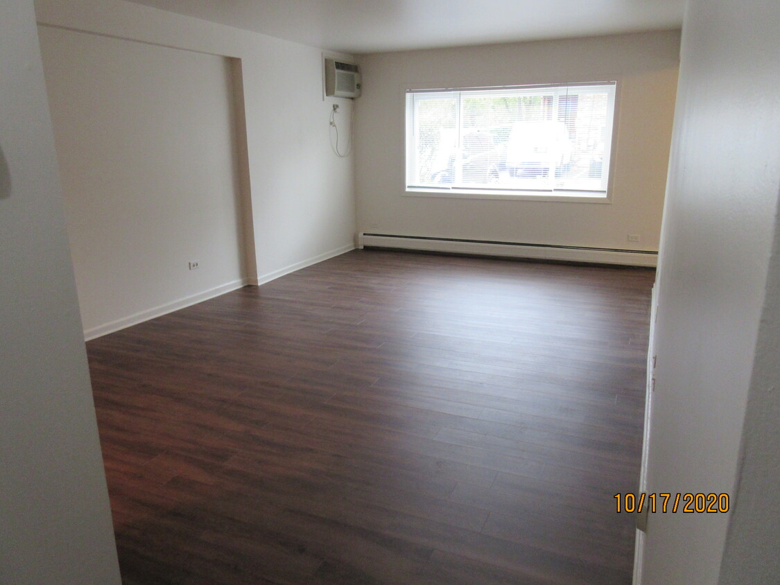Living Room - 328 W Johnson St