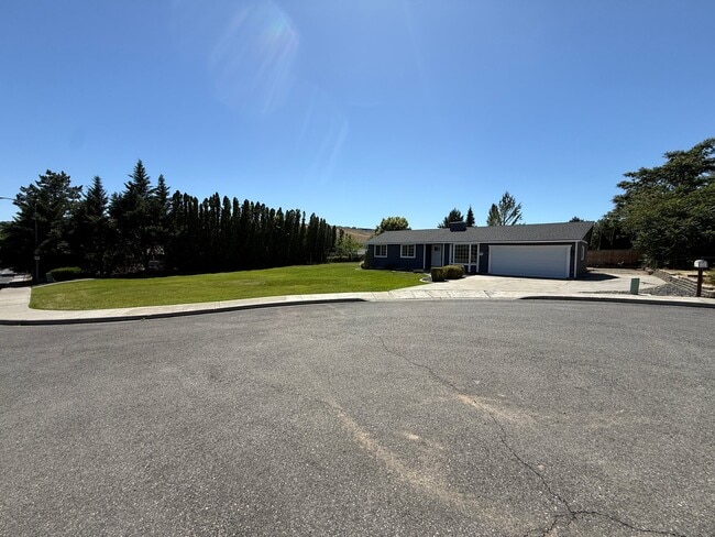 Building Photo - 1108 S Kellogg St