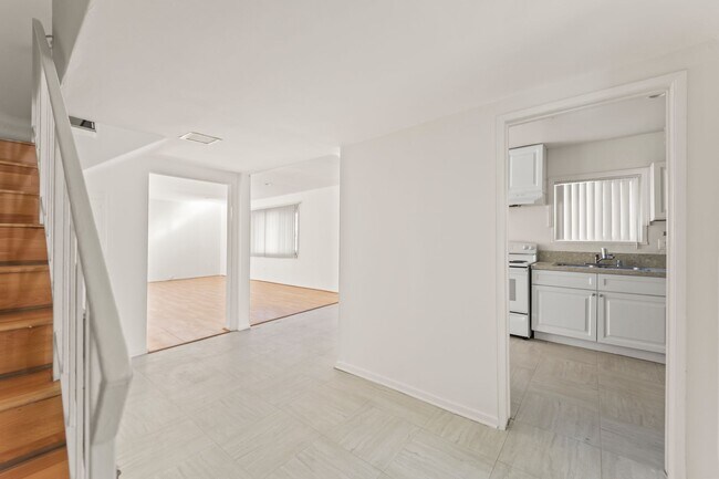 Foto del edificio - 5738 Woodman Ave