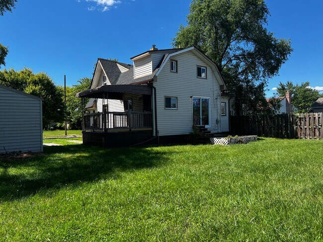 Building Photo - 2 bed 1 bath roseville home with office, g...