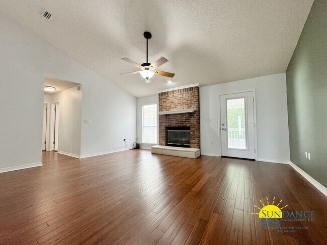 Building Photo - Stunning South Crestview Home with many Cu...