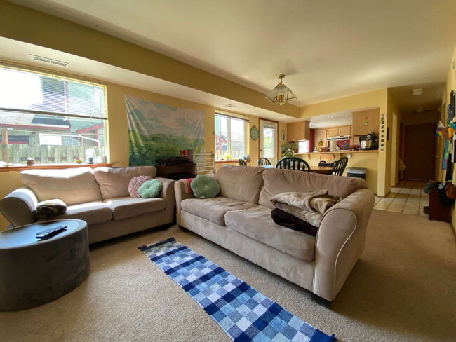 Foto del edificio - Spacious 3-Bedroom Duplex-Home in Roosevel...