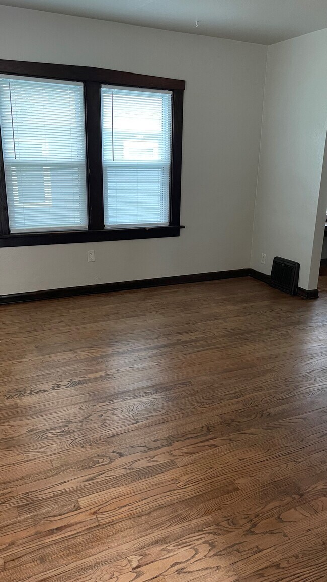 Building Photo - 825 Hudson Ave