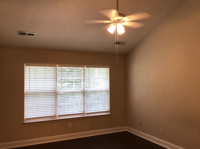 Foto del edificio - 7343 Bright Leaf Rd