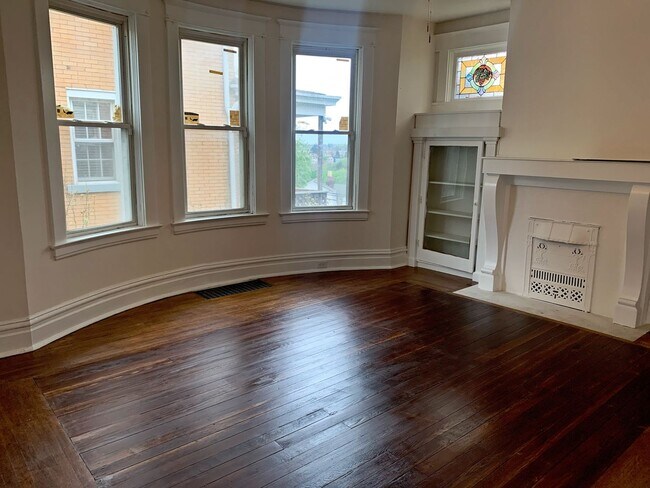 Building Photo - Huge fully renovated 4 bedroom/2.5 bath! M...