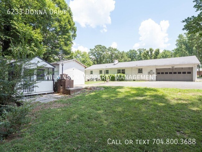 Building Photo - Updated 3br/2bth Brick Ranch 1/2 Acre Fenc...