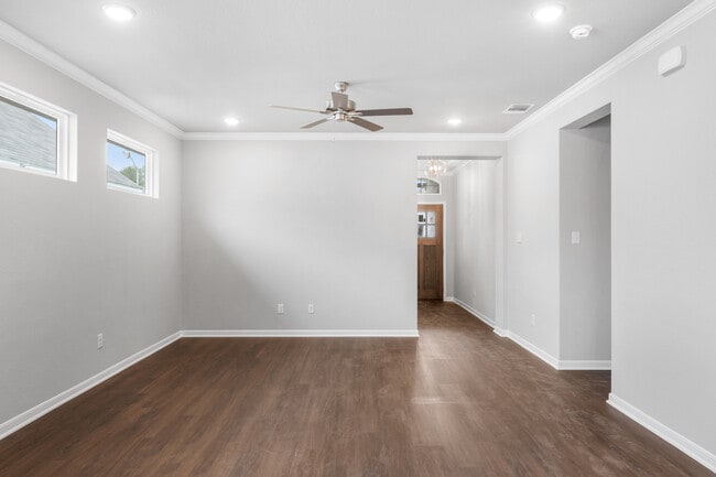 Building Photo - 617 La Parra Bend