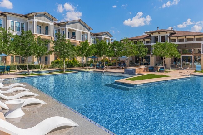 Piscina estilo resort - Parkside Apartments