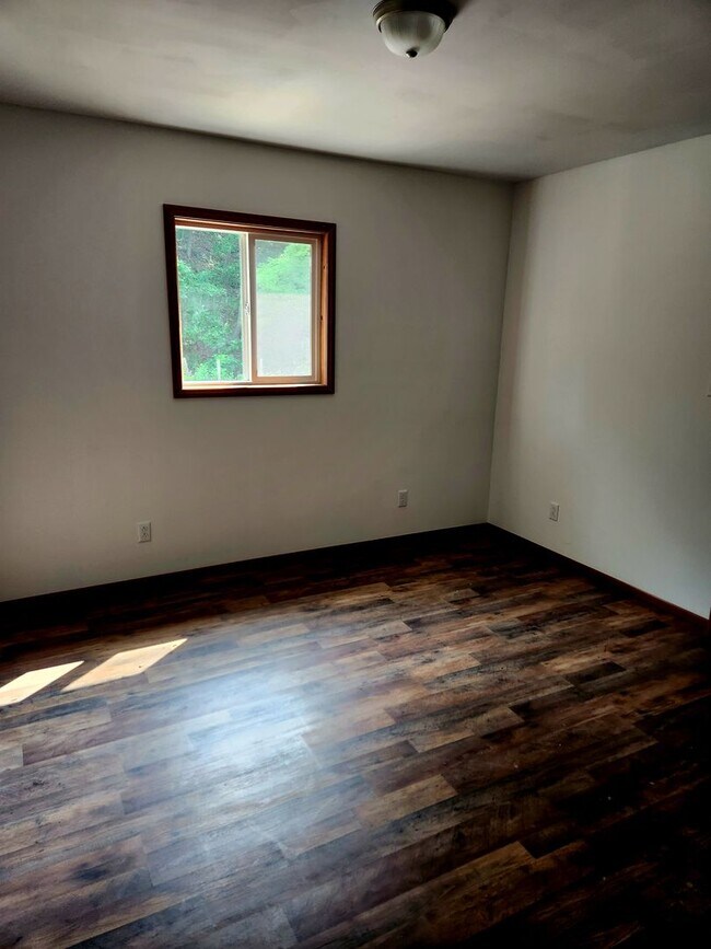Building Photo - Duplex Apartment in Belpre